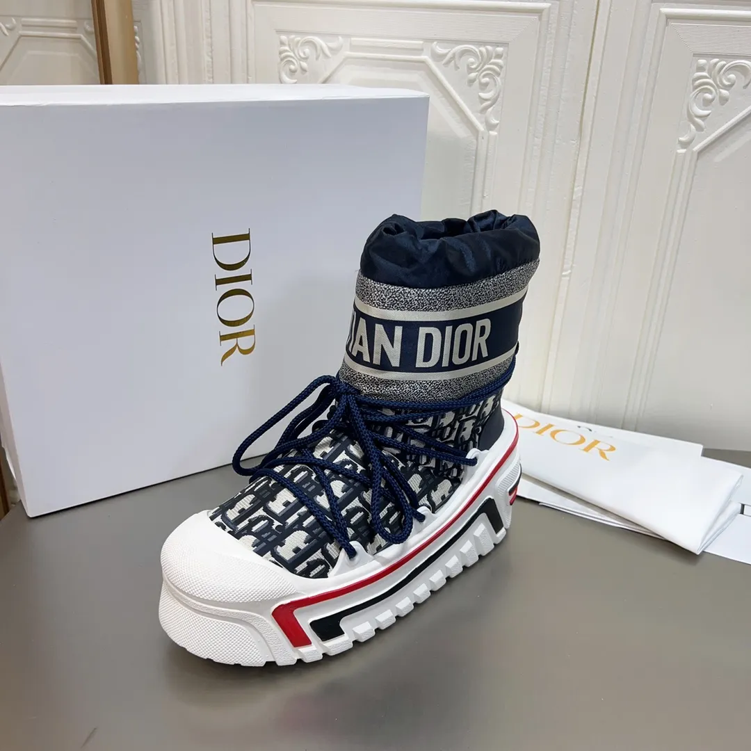 Men's shoes p600! The highest version on the market, Dior Dior's king style snow boots, ski boots, fat and cute, so cute →_→ from the DiorAlps limited series, unique. Shiny nylon Oblique print upper with criss-cross straps for an ideal fit. The technical fabric of the boot shaft, short-cut version, can be worn in the city or in the mountains. It makes the calf slimmer and taller, warm and concave. The boot shaft and sole are made of original waterproof padded lining. The embroidered fabric is original star ⭐ rubber non-slip thick sole and multi-module combination outsole. The size is 35-40. 41Customized
